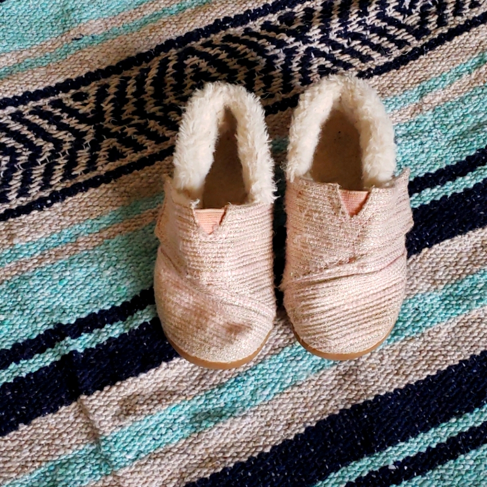 TOMS GIRLS SLIPPERS WITH FUR INSIDE